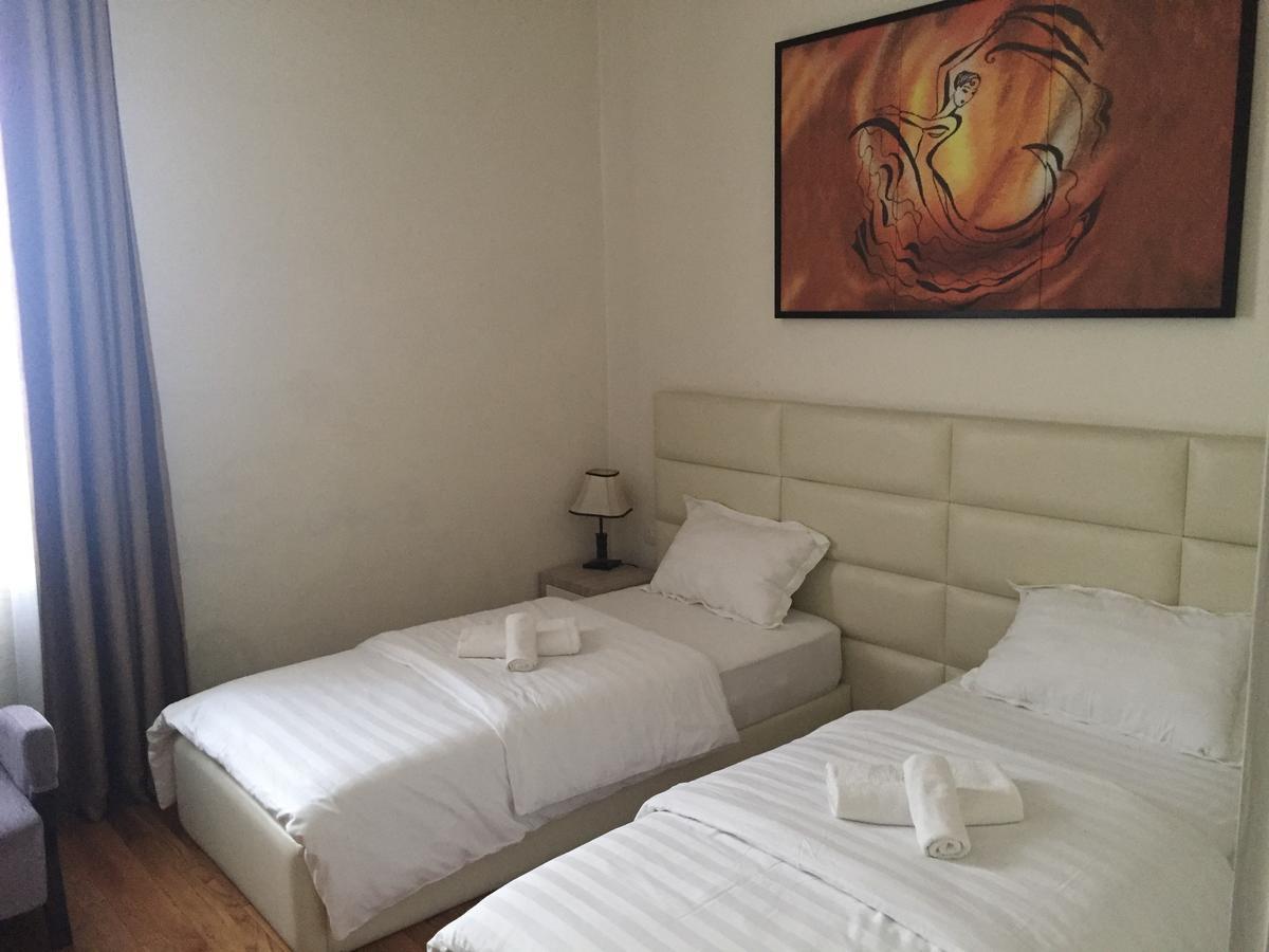 Living Hotel Tirana Exteriör bild